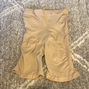 Skims sculpting short mid thigh